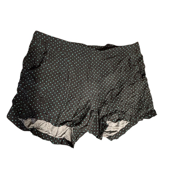 Torrid Woman’s Black Polka Dot Stretchy Pull On Shorts Size 1 - Picture 1 of 6